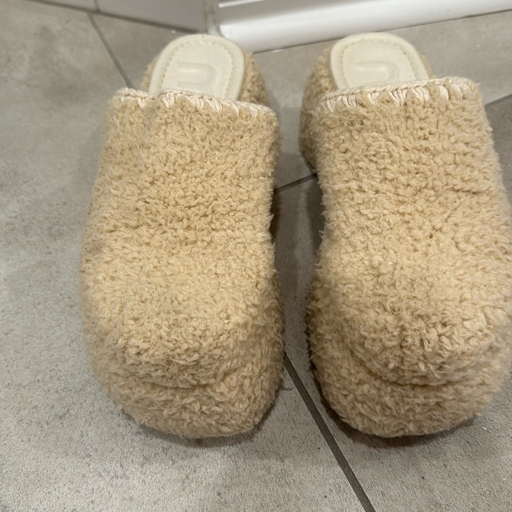 MOU - Chunky platform Sherpa fur clog.